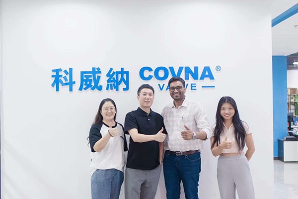 Индийские клиенты посещают COVNA, чтобы проверить заказ на арматуру и изучить возможность будущего сотрудничества