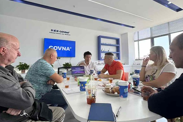 Kunde aus dem Energiesektor besucht COVNA nach der St. Petersburg Oil & Gas Expo