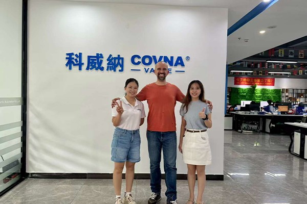 Der Kunde erkundet bei einem Werksbesuch das neue Ventil-IoT-System von COVNA
