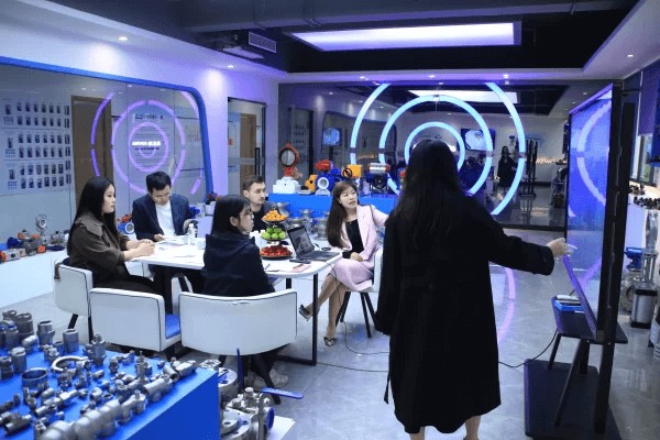 العملاء الروس يزورون الشركة المصنعة للصمامات للقيام بجولة حول المنتج