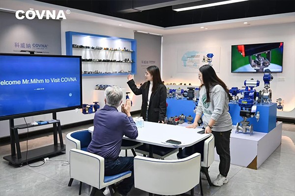 Un cliente estadounidense visita COVNA para confirmar el pedido de v&aacute;lvulas de bola y explorar las capacidades de la f&aacute;brica